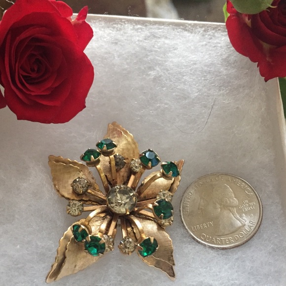 Green and white crystal gold plated flower brooch - Picture 4 of 5